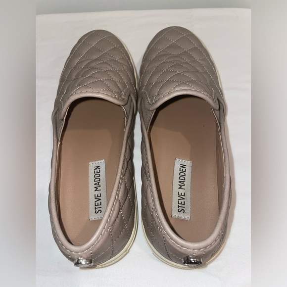 Steve Madden | Ecentrcq Leather Quilted Slip-On Shoes | Size 8.5 - Picture 6 of 9